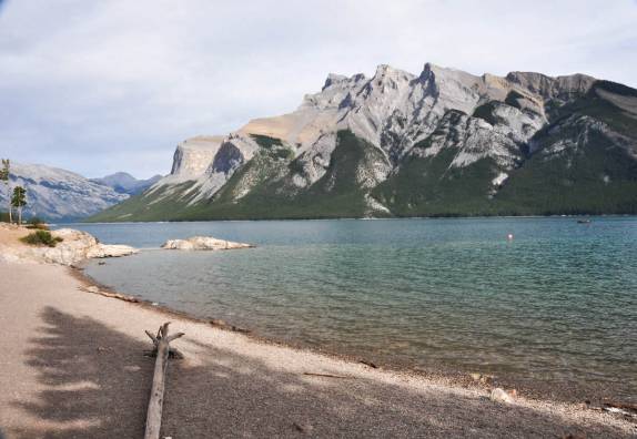 O belo lago de Minnewanka, no Banff National Park, em Alberta, no Canadá